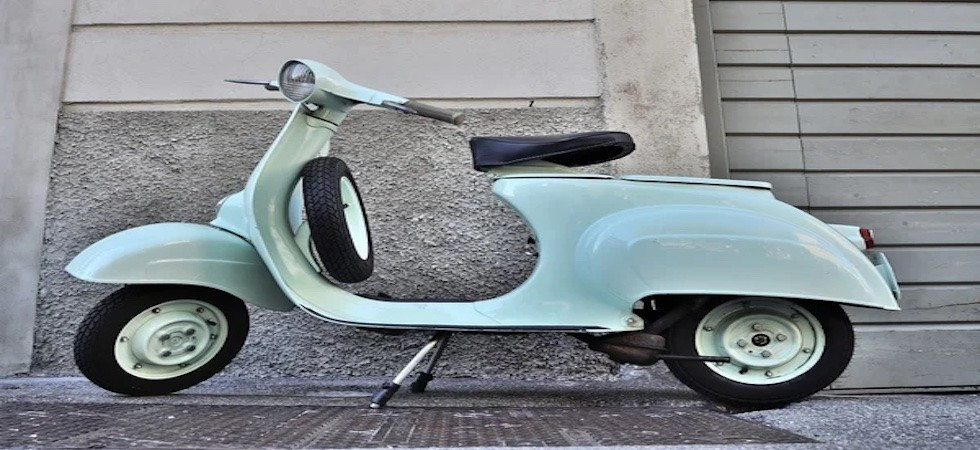 Foto d'archivio Ubriachi e senza casco in Vespa, denunciati due turisti: "Ci avevano detto che in Italia non è obbligatorio"